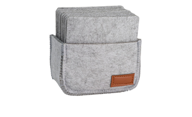 Der Filzuntersetzer 13-tlg. LifeStyle von Justinus Bestecke enthält graue Filzuntersetzer in einem passenden Etui mit Lederaufnäher.
