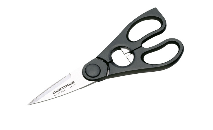 Küchenschere KüchenChef von Justinus Bestecke mit schwarzem Griff und silberfarbenen Metallklingen auf weißem Hintergrund.