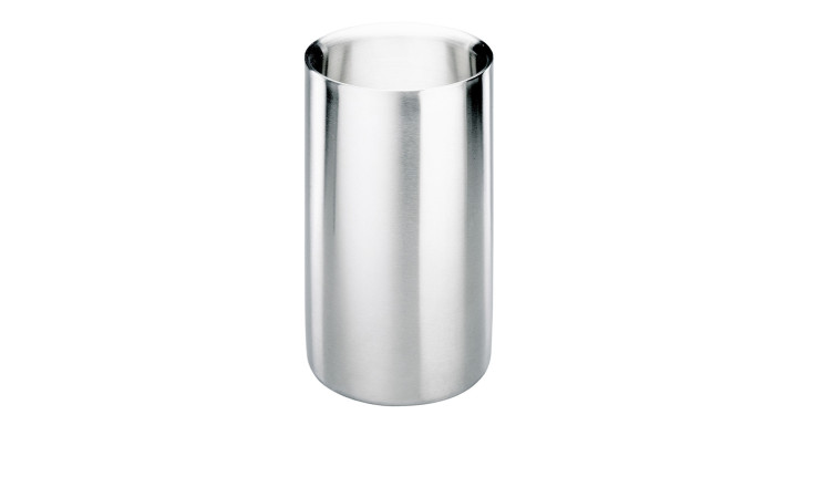 Eine glänzende, silberfarbene Champagner- / Weinkühler Alba von Justinus Bestecke, zylindrisch mit abgerundetem Fuß, auf weißem Grund.