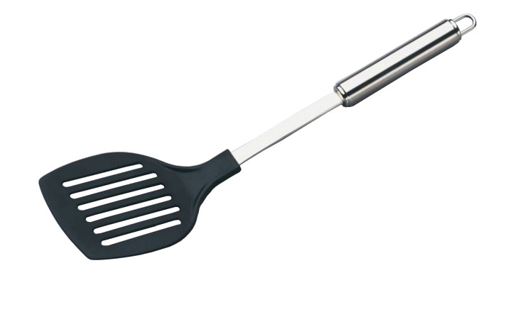 Der Justinus Bestecke Pfannenwender ProfiLine ist ein schwarzer Kunststoff-Schlitzspatel mit einem silberfarbenen Stahlgriff.