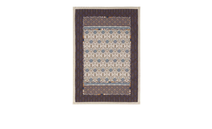 Plaid Nairobi 135 x 190 cm von Bassetti: blaues und beiges geometrisches Muster, mehrfarbige Details, dunkelblauer Rand.