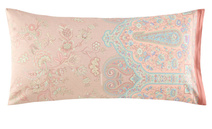 Satin-Kissenhülle Indian Roses 40x80 cm von Bassetti mit rosa Grund und zarten Paisley- sowie Blumenmustern.