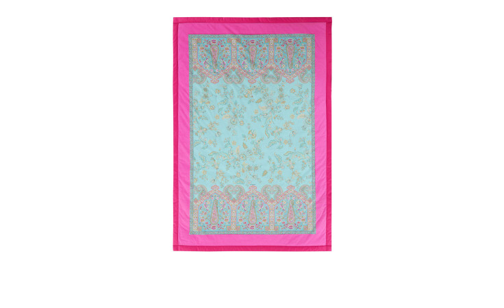 Ein hellblaues, rechteckiges Bassetti Plaid Indian Roses 135x190cm mit rosa Bordüren und bunten Paisley-Rändern.
