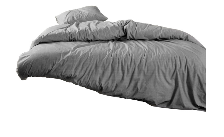 Eine Essenza Bettwäsche Jule 155 x 220 cm in Grau steht auf einem Bett vor einem weißen Hintergrund.