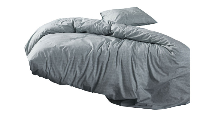 Ein sauber gemachtes Bett mit Essenza Bettwäsche Jule 135 x 200 cm und passendem Kopfkissen, beide leicht zerknittert.