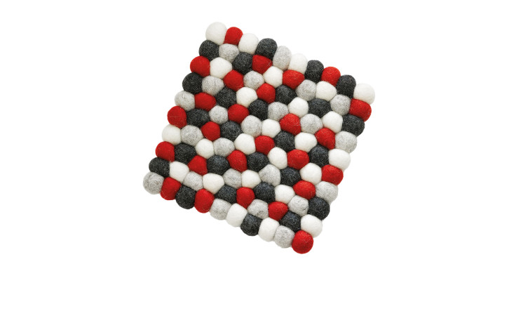 Untersetzer Lana: quadratische Matte aus Schafwolle-Filzkugeln in Grau, Rot, Weiß & Schwarz, in einem Schachbrettmuster.