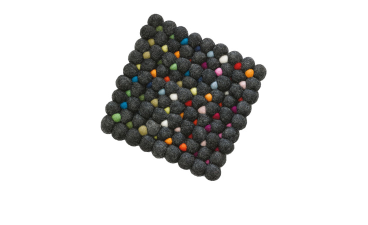 Untersetzer Lana: quadratische Matte aus grauen Schafwolle-Filzkugeln mit bunten Akzenten auf weißem Untergrund.