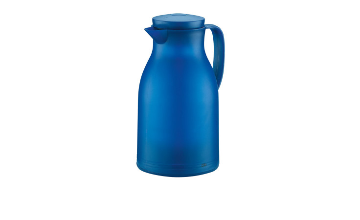 Die Isolierkanne Monza 1 l ist eine blaue 23 cm große Kunststoffthermoskanne mit Henkel und Ausgießer, aufrecht stehend auf weißem Hintergrund.