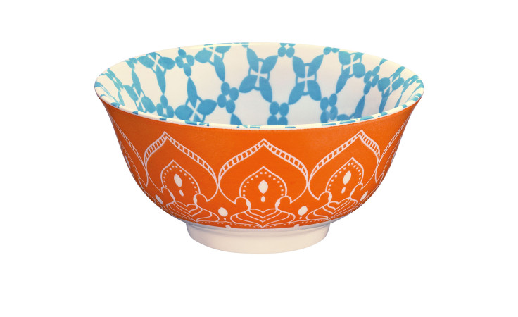 Die Schale Amici 15,5 cm hat ein mehrfarbiges Mandala-Muster mit einer orangefarbenen Außenseite und einer blauen, geometrischen Innenseite.