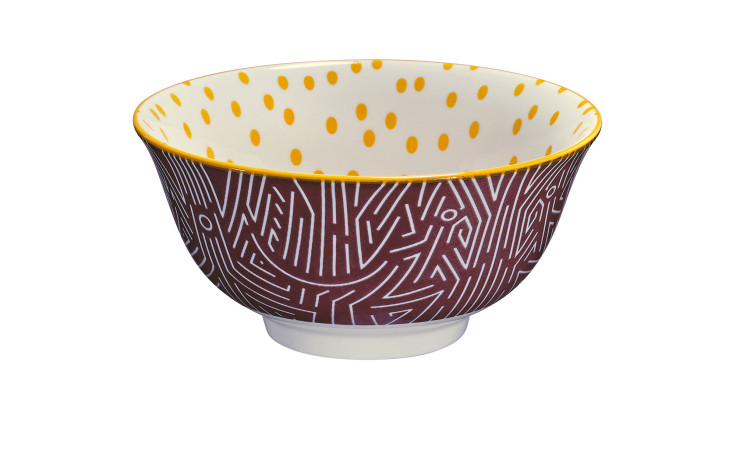 Die Schale Amici 15,5 cm ist eine Keramikschale mit einer weißen Innenseite mit gelben Punkten und einer braunen, gemusterten Außenseite.