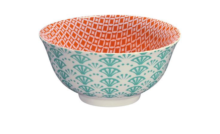 Schale Amici 15,5 cm: Gebranntes Porzellan mit tealem Fächer-Muster außen und orangem Muster innen, isoliert.