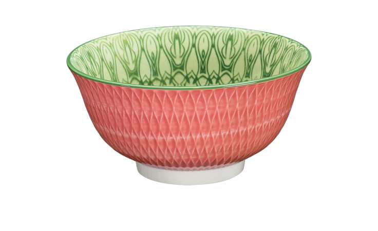 Schale Amici 15,5 cm: eine rosafarbene Keramikschale mit strukturierter Außenseite und grün gemusterter Innenseite auf weißem Hintergrund.
