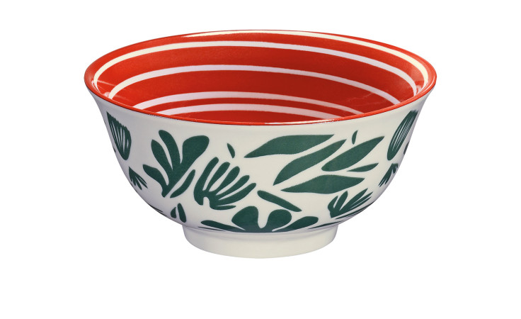 Die Schale Amici 18 cm besteht aus gebranntem Porzellan mit mehrfarbigen Blättern außen und einem rot-weiß gestreiften Inneren.