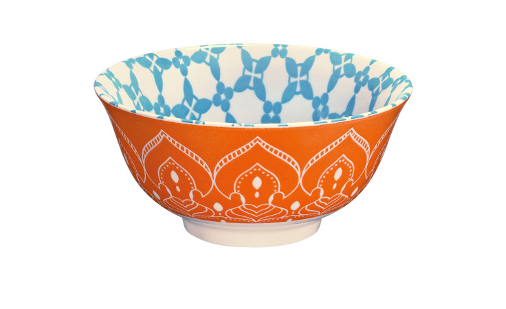 Die Schale Amici 18 cm hat ein mehrfarbiges Keramikdesign mit einer orange-weißen Außenseite und einer blauen Mandala-Innenseite.