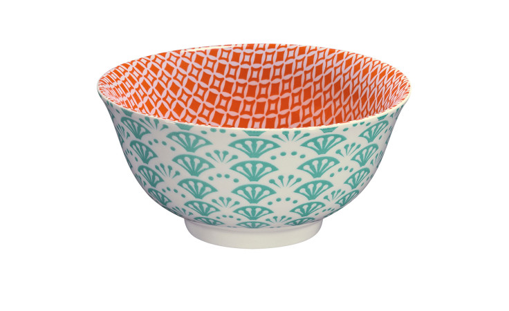 Die Schale Amici 18 cm hat ein tealfarbenes Fächer-Außenbild und ein orangefarbenes geometrisches Innenbild auf weißem Porzellan.