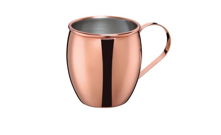Ein glänzender kupferfarbener Becher Moscow Mule, ca. 13 cm mit Henkel, aus Edelstahl auf weißem Hintergrund.