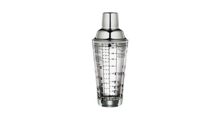 Cocktailshaker aus klarem Glas mit silbernem Edelstahldeckel und Messskala, auf weißem Hintergrund.