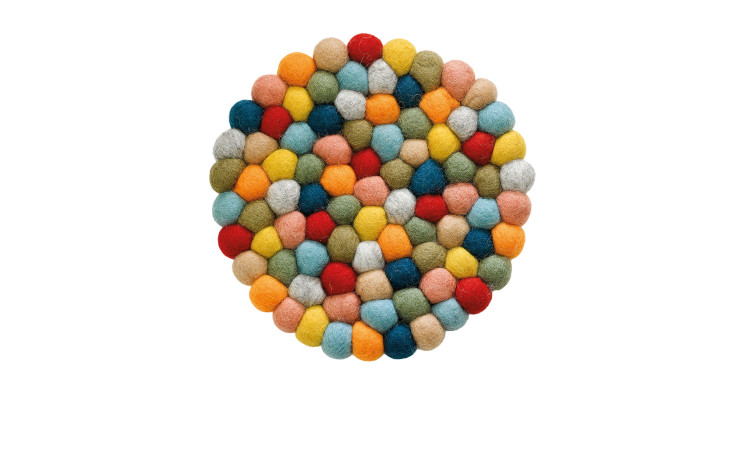 Der runde Untersetzer Lana aus Schafwolle-Filzkugeln (Ø 21 cm, Mehrfarbig) liegt auf weißem Hintergrund.