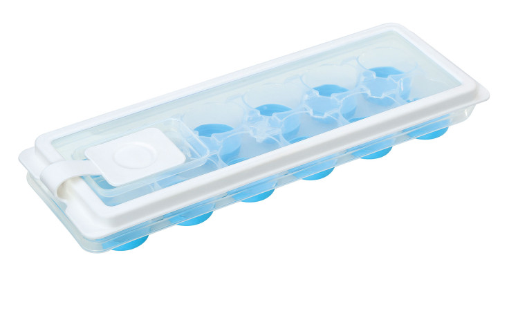 Die Eiswürfelform Rondo Plus ist ein blauer Eiswürfelbehälter mit einem weißen Deckel und einer runden Öffnung an einer Ecke.