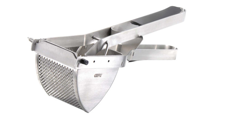 GEFU Kartoffelpresse Pantara aus rostfreiem Stahl mit gelochtem Korb und langen Griffen zum Pürieren von Kartoffeln.