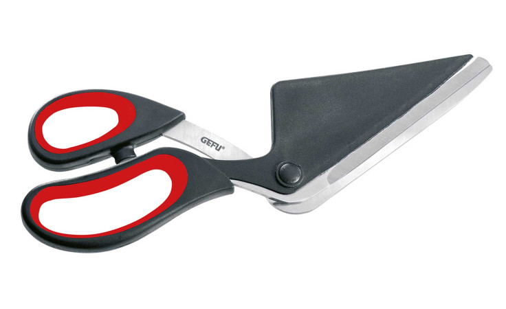 GEFU Pizzaschere Pezzo mit schwarz-roten Griffen und einem breiten Klingenschutz, der eine Metallseite bedeckt.