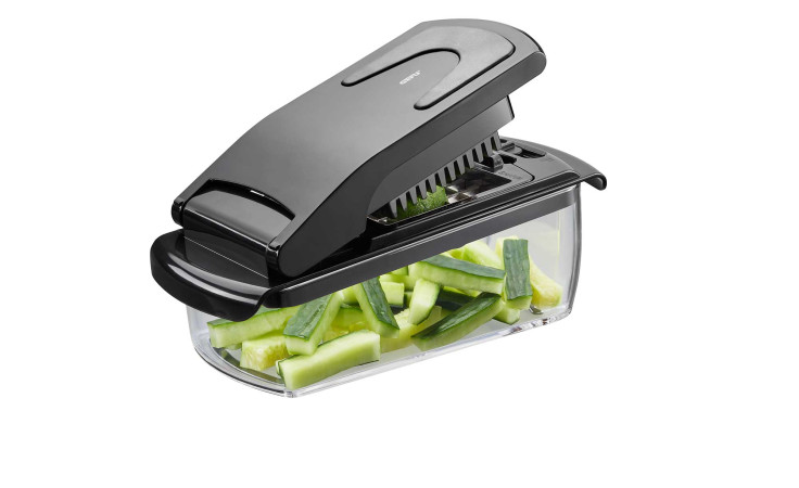 Der GEFU Würfel-/Stifteschneider Treppo schneidet Gurken direkt in den klaren Behälter mit sichtbaren Stücken.