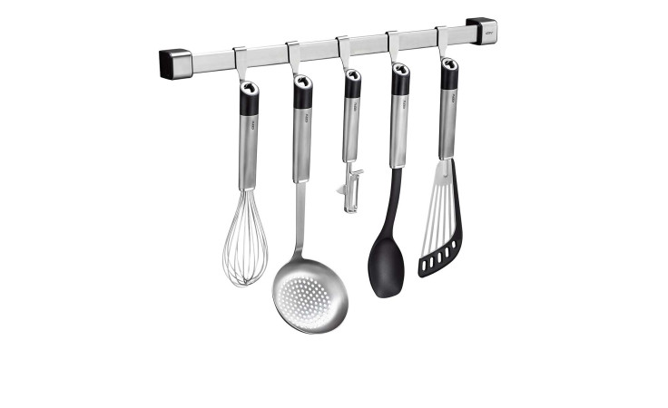 Fünf Küchenutensilien hängen ordentlich an der GEFU Küchenleiste Smartline 50 cm in der Küche.
