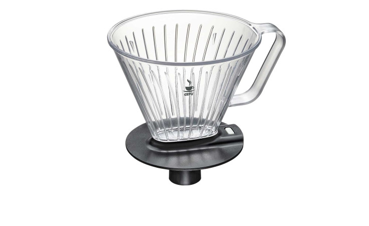 Der GEFU Kaffeefilter Fabiano Größe 4 ist ein transparenter Kaffeefilter mit Griff und schwarzem Sockel für stilvolles Brühen.
