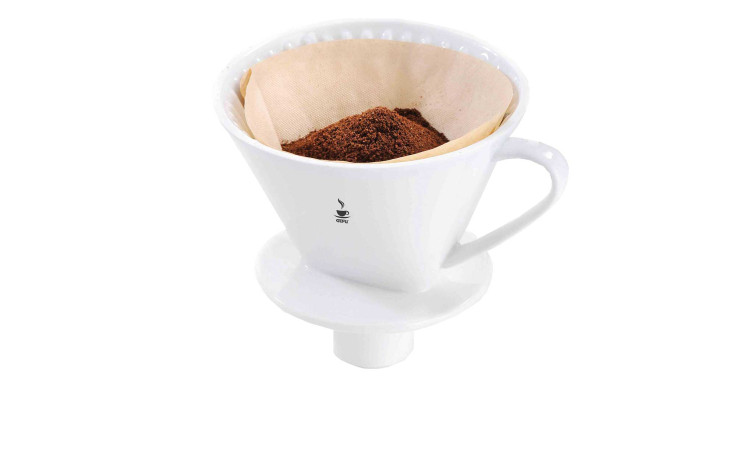 GEFU Kaffeefilter Sandro Größe 4 mit gemahlenem Kaffee in einem Papierfilter, isoliert auf weißem Hintergrund.