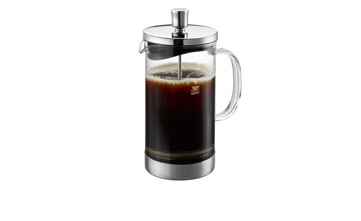 Ein GEFU Kaffeebereiter Diego 1 l mit Metalldeckel, gefüllt mit schwarzem Kaffee, steht auf einem weißen Hintergrund.