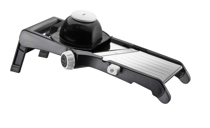 Der GEFU Gemüsehobel Laola ist ein schwarzer Hobel mit verstellbarer Klinge und Sicherheits-Handschutz.