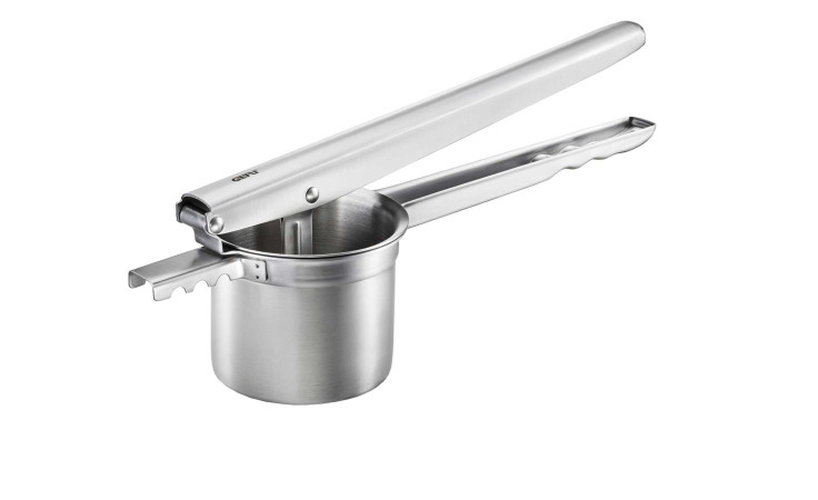 Die GEFU Kartoffel-, Saft- und Spätzlepresse Prenso ist eine Edelstahlreibe mit langen Griffen und gelochtem Behälter.