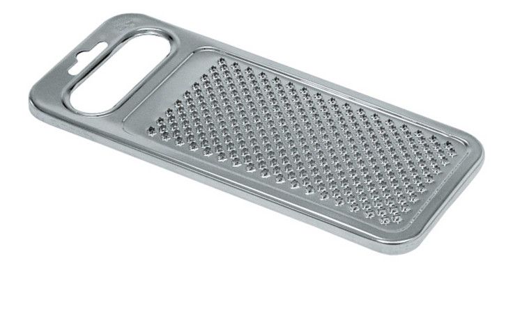 Die GEFU Kartoffelreibe Retaro ist eine flache, rechteckige Metallreibe mit einem Griff und kleinen, erhabenen Reibelöchern.