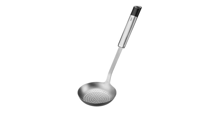 Der GEFU Schaumlöffel Primeline hat eine runde, gelochte Schale und einen langen Griff aus schwarzem Kunststoff.