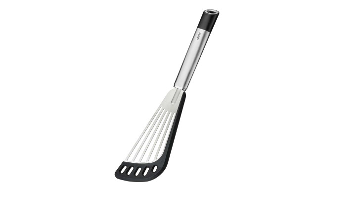 Der GEFU Pfannenwender Primeline ist ein rostfreier und schwarzer Schlitzspachtel mit langem Griff.