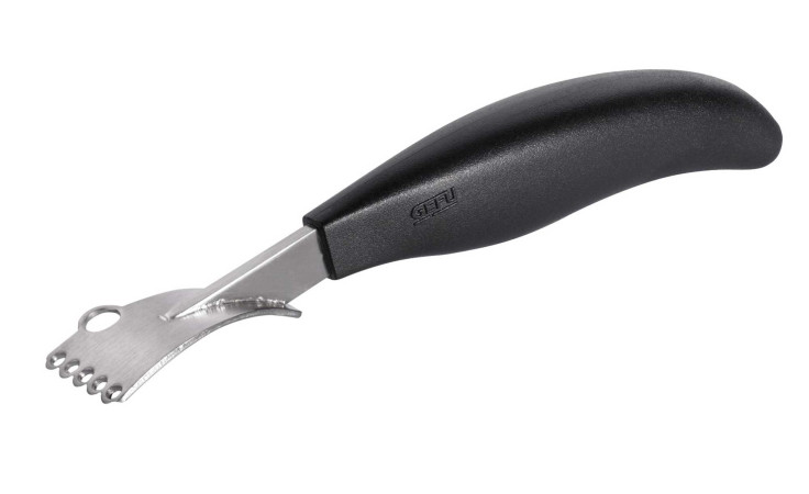 Der GEFU Zestenreißer Certo verfügt über eine Klinge aus rostfreiem Stahl und einen schwarzen Griff, der auf einem weißen Hintergrund abgebildet ist.