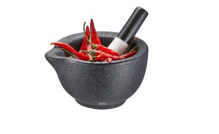 GEFU Mörser Grino 10,2 cm aus Porzellan mit roten Chilis, isoliert auf weißem Hintergrund.