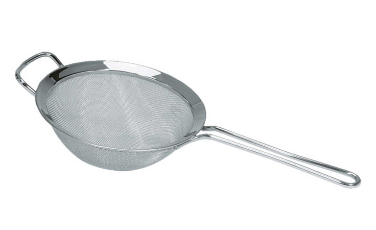 Das GEFU Sieb Passo 19 cm ist ein silbernes Maschensieb mit Griff, ideal für die Kücheneinrichtung oder den täglichen Gebrauch.