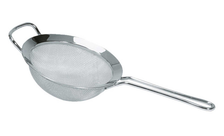 Das GEFU Sieb Passo 16 cm ist ein silbernes Metallsieb mit Griff und Schlaufe, abgebildet auf weißem Hintergrund.