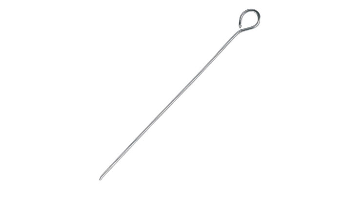 Eine einzelne GEFU Rouladennadeln-Set Volte, 10 cm lang, mit Öse auf weißem Grund.