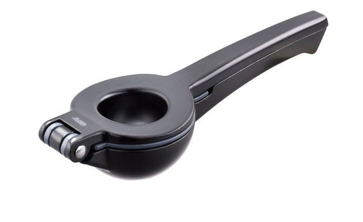 GEFU Zitronenpresse Lemon Duo Handzitruspresse in anthrazit-schwarz mit Scharnier, auf weißem Hintergrund.