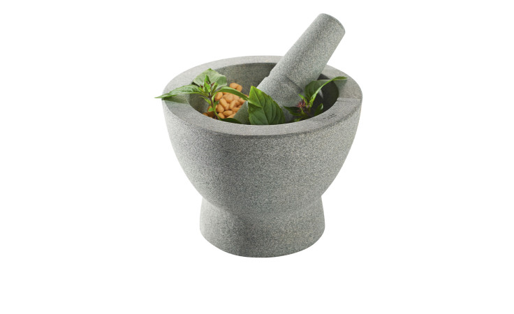 Der GEFU Granitmörser Crunchy 17 cm mit Basilikumblättern und Nüssen im Inneren, isoliert auf einem weißen Hintergrund.