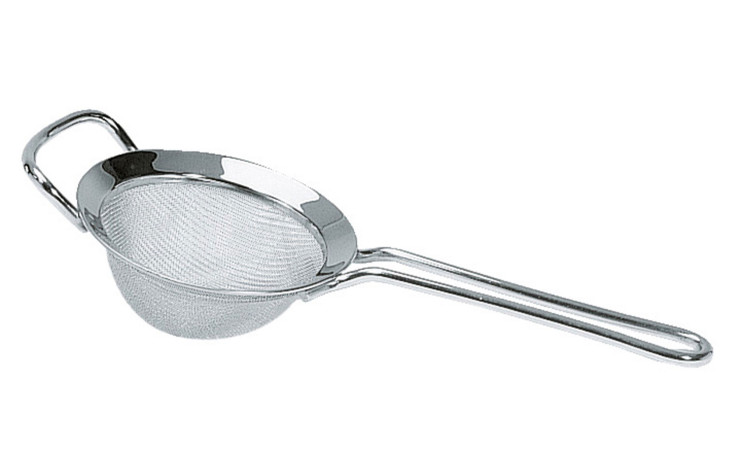 Das GEFU Sieb Passo 12 cm ist ein silberfarbenes Metallsieb mit Griff und runder Schale auf weißem Grund.