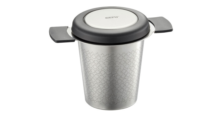 GEFU Teefilter Savoro 10,7 cm aus Edelstahl mit schwarzen Griffen und Deckel, Ansicht von oben auf weißem Hintergrund.