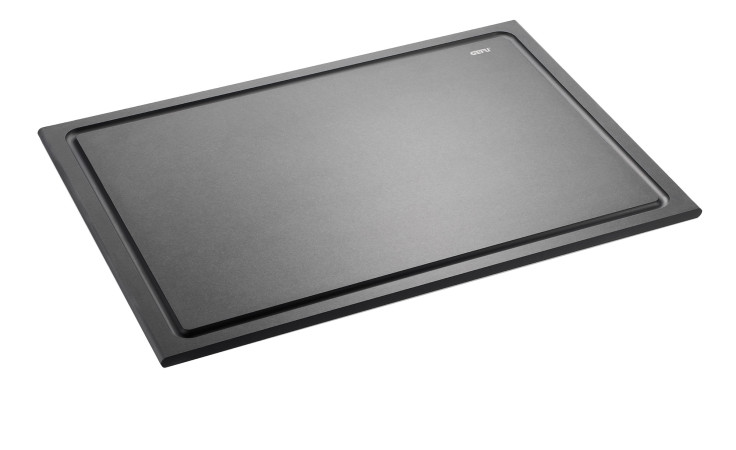 GEFU Schneidebrett Slize 44 x 30 cm aus Holzwerkstoff mit Saftrille, rechteckig, schräg auf weißem Grund gezeigt.