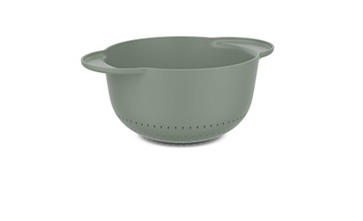 Das Mepal Seiher Chef it 20,7 cm Sieb ist aus grünem Kunststoff mit zwei Griffen und Bodenlöchern zum Abtropfen.