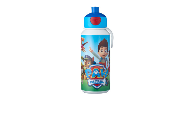 Die Mepal Trinkflasche Campus 400 ml zeigt PAW Patrols Ryder & Welpen, mit blauem Deckel und rotem Knopf.