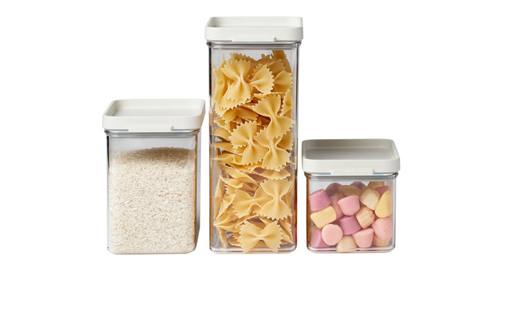 Das Mepal Vorratsdosen-Set Omnia 3-tlg. enthält Reis, Nudeln und Marshmallows mit weißen Deckeln auf weißem Grund.