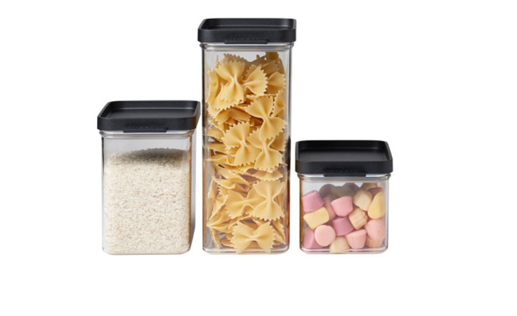 Das Mepal Vorratsdosen-Set Omnia 3-tlg. bewahrt Reis, Nudeln und Marshmallows in durchsichtigen Behältern mit schwarzen Deckeln auf.