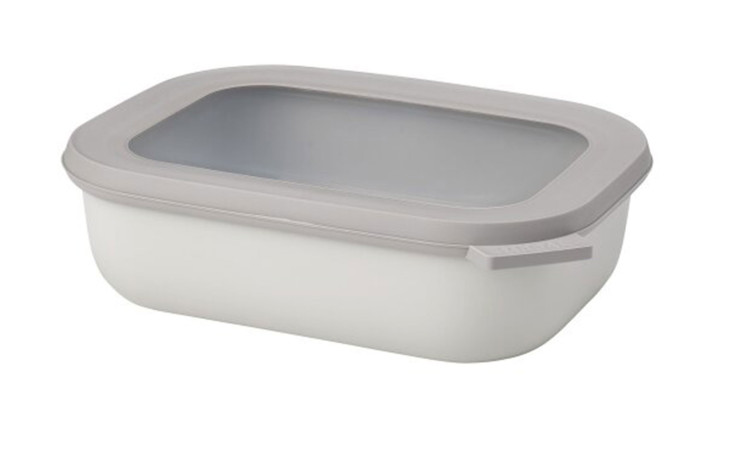 Die Mepal Multischüssel Cirqula 1 l: rechteckig, montiert, Weiß-Kunststoff mit grauem Deckel vor weißem Hintergrund.